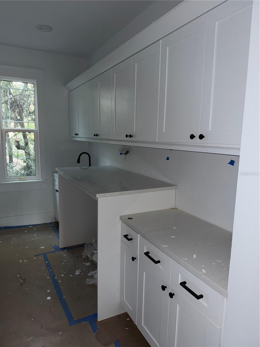 Listing photo id 12 for 1213 Flora Street