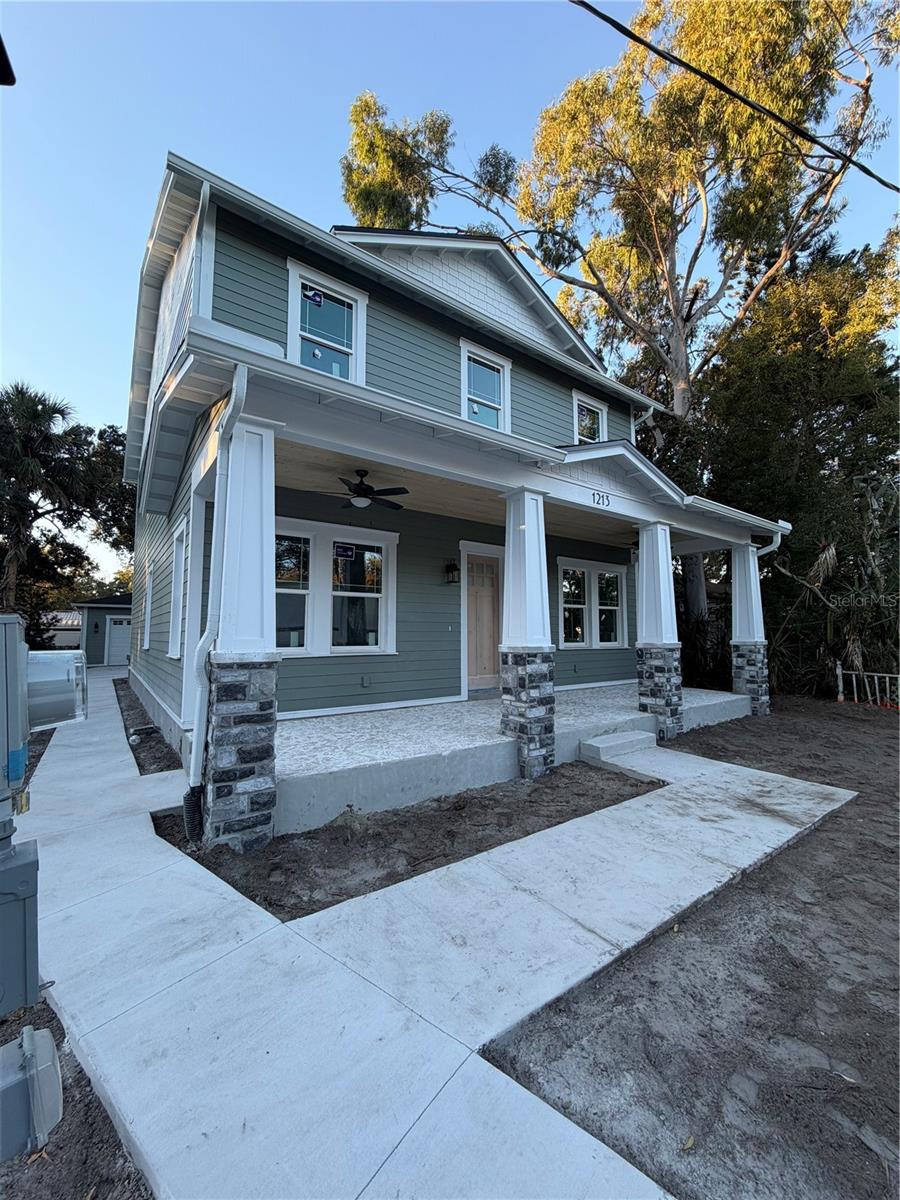 Listing photo id 4 for 1213 Flora Street