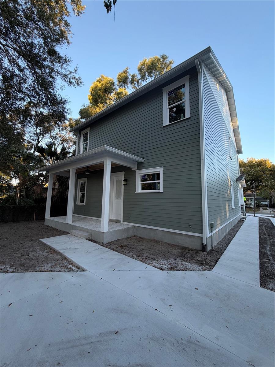 Listing photo id 5 for 1213 Flora Street