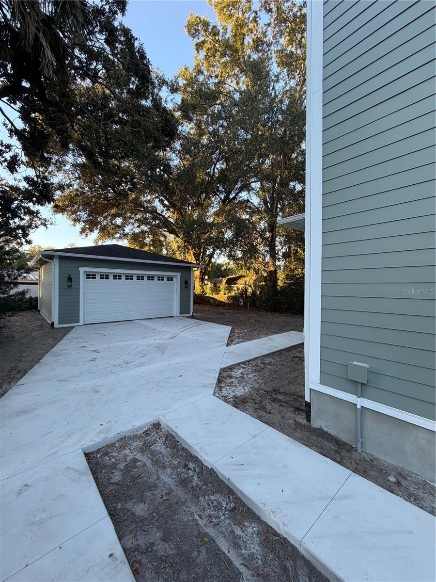 Listing photo id 6 for 1213 Flora Street