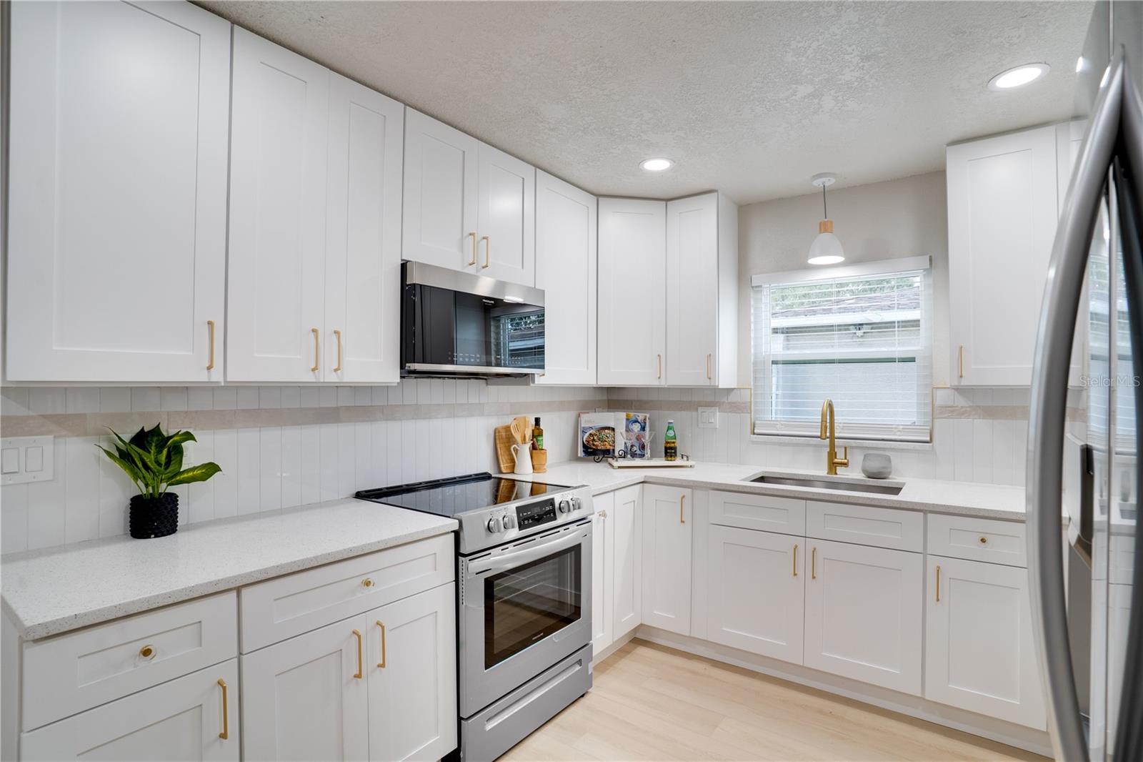 Image 13 of 34 For 11249 Longhill Drive N