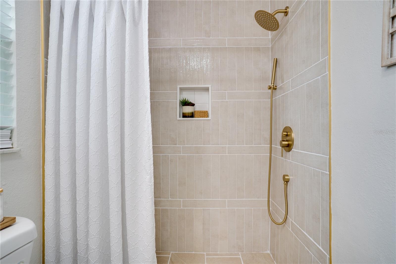 Image 18 of 34 For 11249 Longhill Drive N