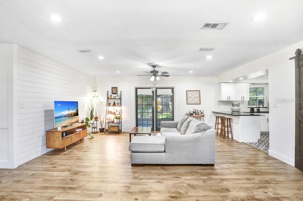 Listing photo id 11 for 117 Crestview Drive