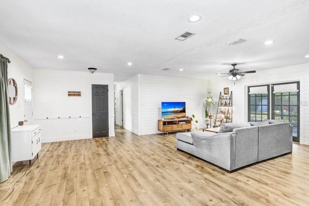 Listing photo id 12 for 117 Crestview Drive