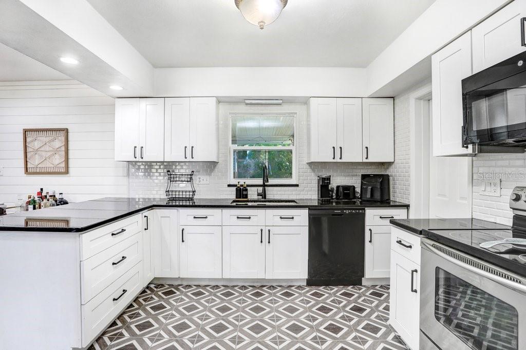 Listing photo id 6 for 117 Crestview Drive