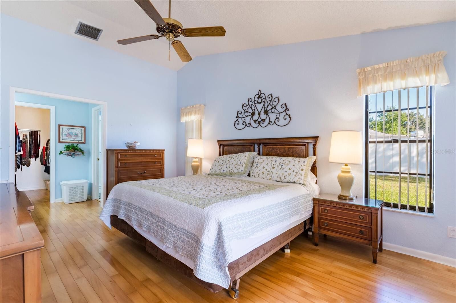 Listing photo id 8 for 1589 Ridge Top Way