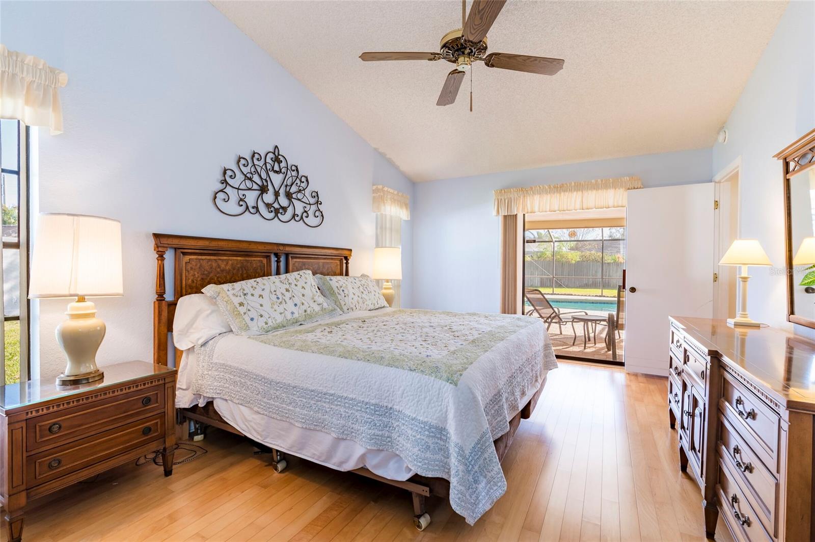 Listing photo id 10 for 1589 Ridge Top Way