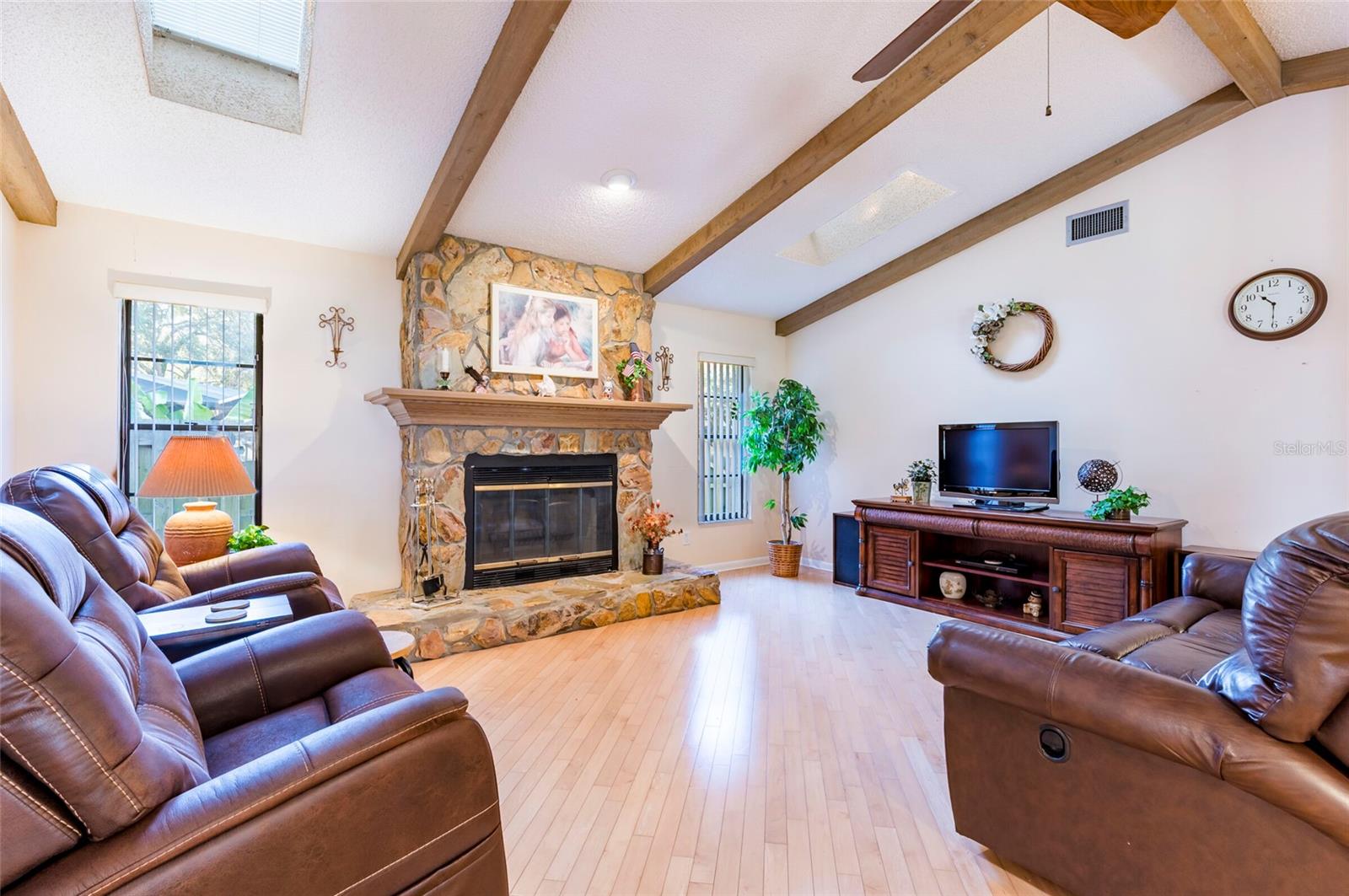 Listing photo id 19 for 1589 Ridge Top Way