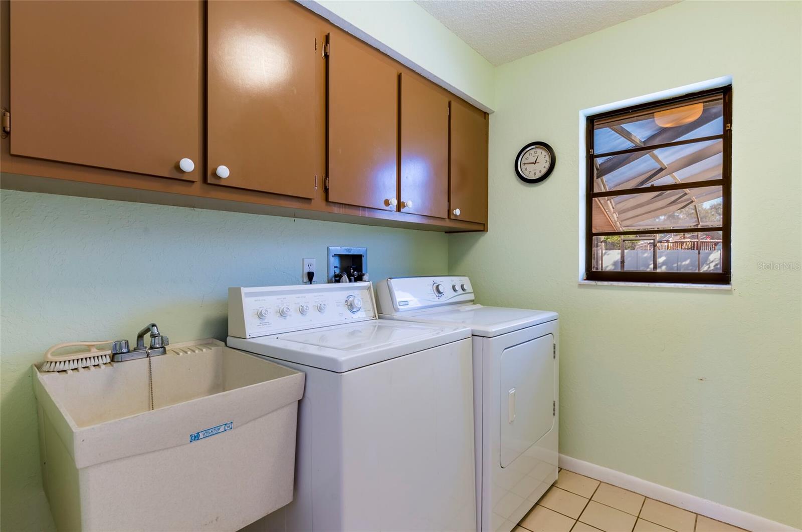 Listing photo id 23 for 1589 Ridge Top Way