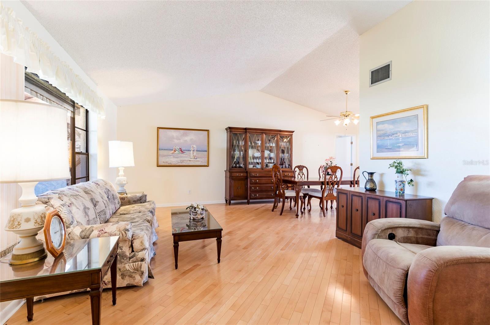 Listing photo id 3 for 1589 Ridge Top Way