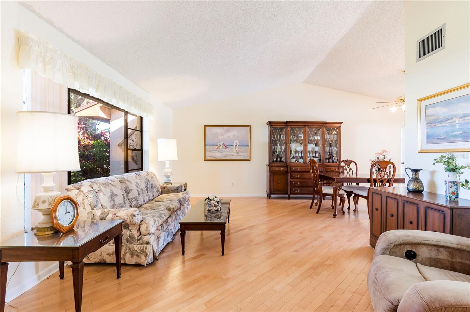 Listing photo id 4 for 1589 Ridge Top Way