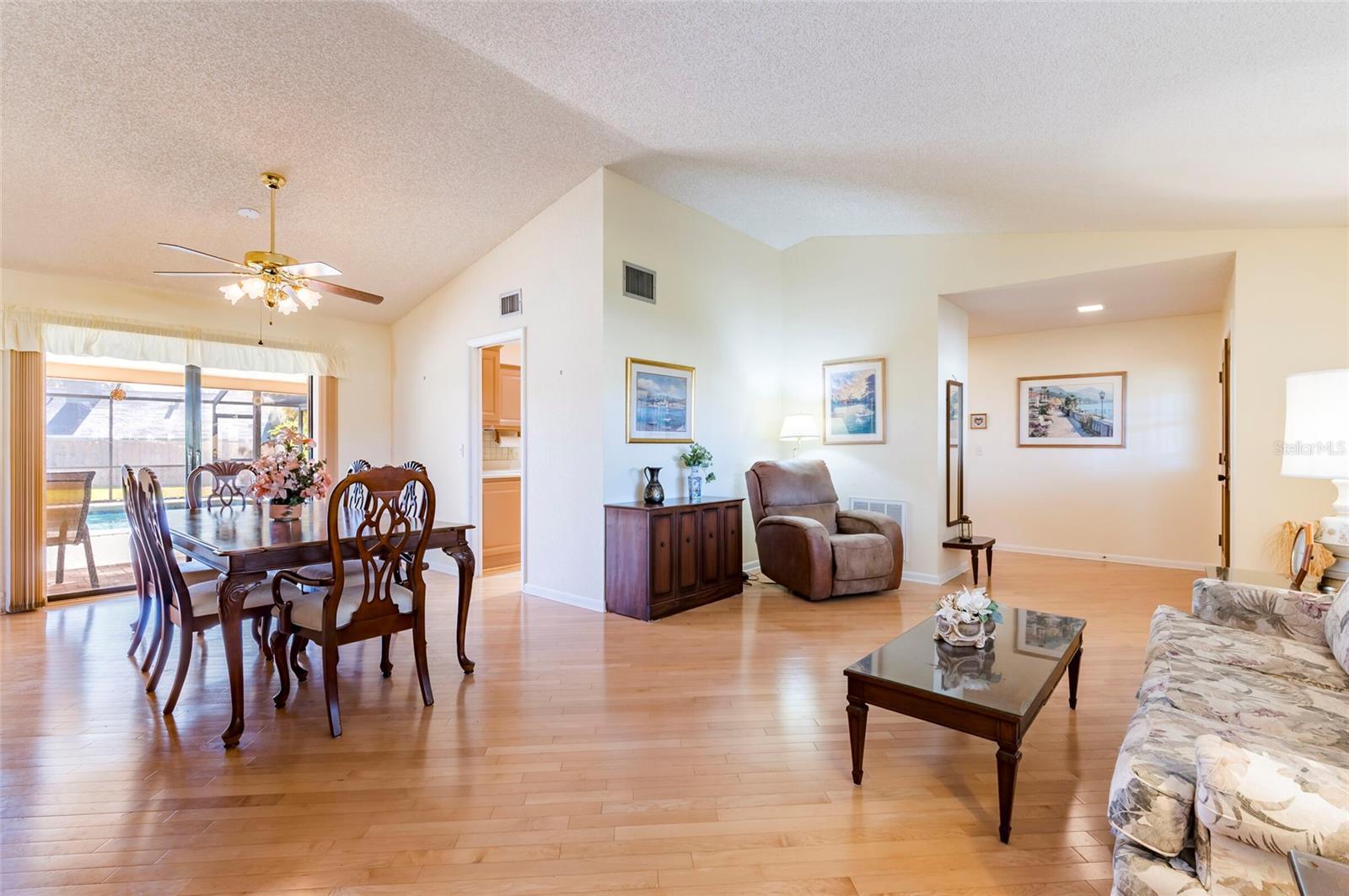 Listing photo id 5 for 1589 Ridge Top Way