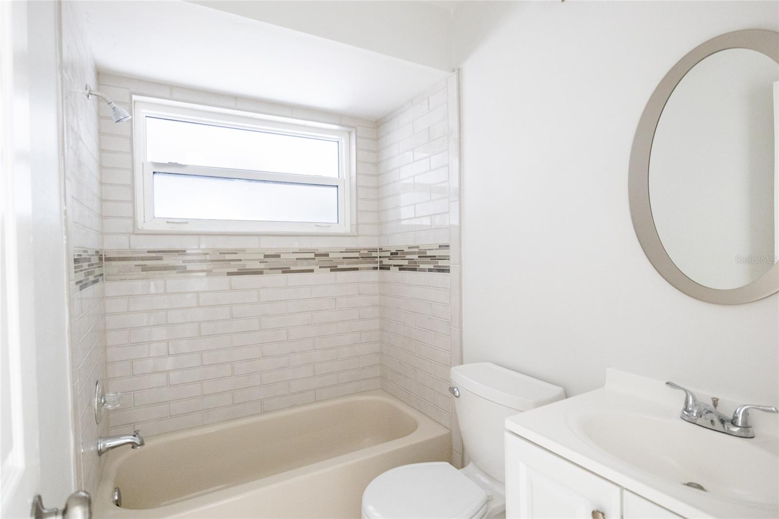 Image 19 of 27 For 4312 Venice Drive