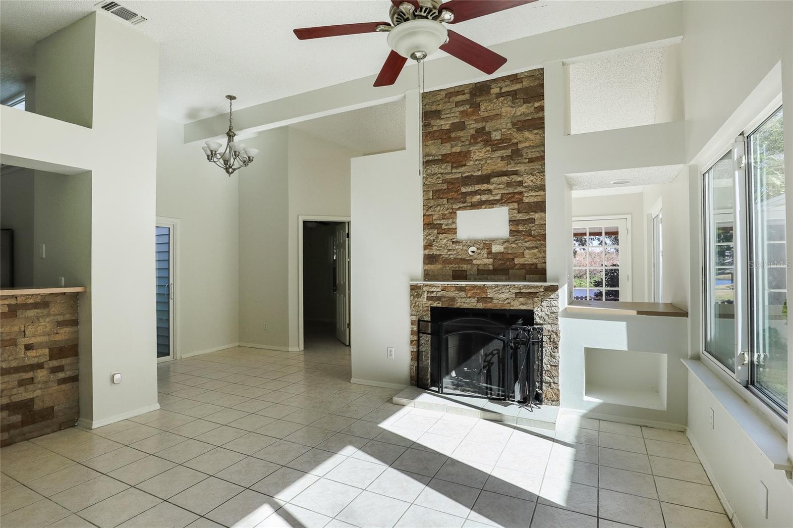 Image 5 of 27 For 4312 Venice Drive