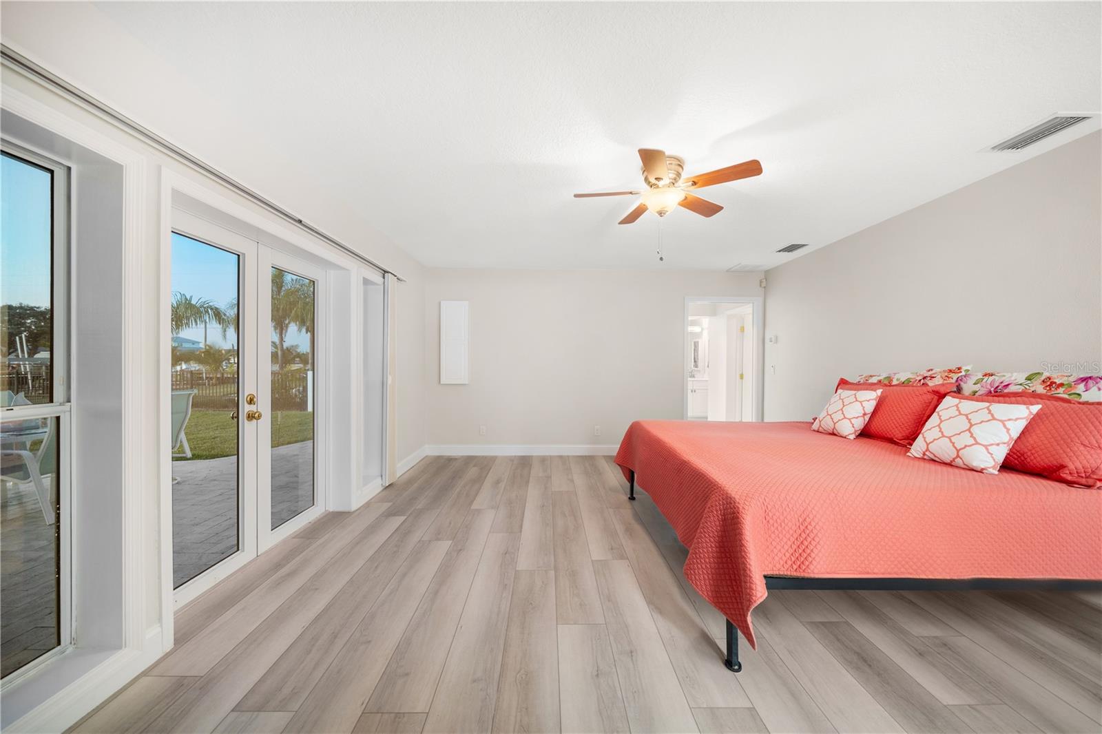 Image 13 of 38 For 402 Harbor View Lane