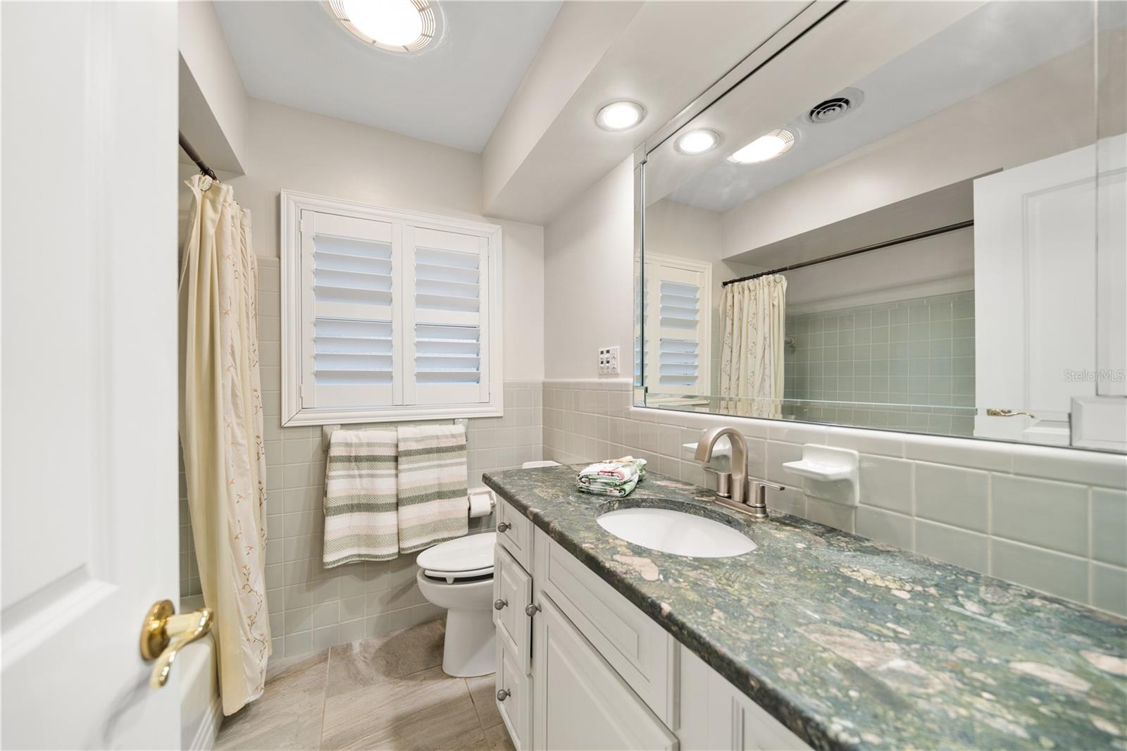 Image 17 of 38 For 402 Harbor View Lane