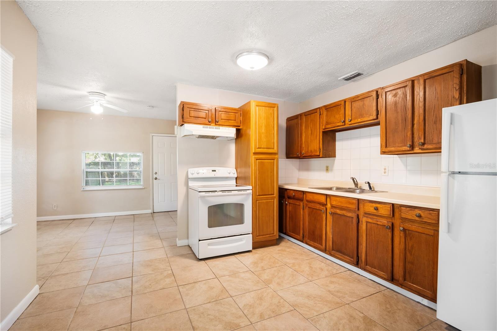 Listing photo id 9 for 708 Brawin Avenue