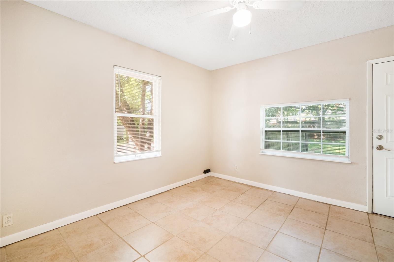 Listing photo id 12 for 708 Brawin Avenue