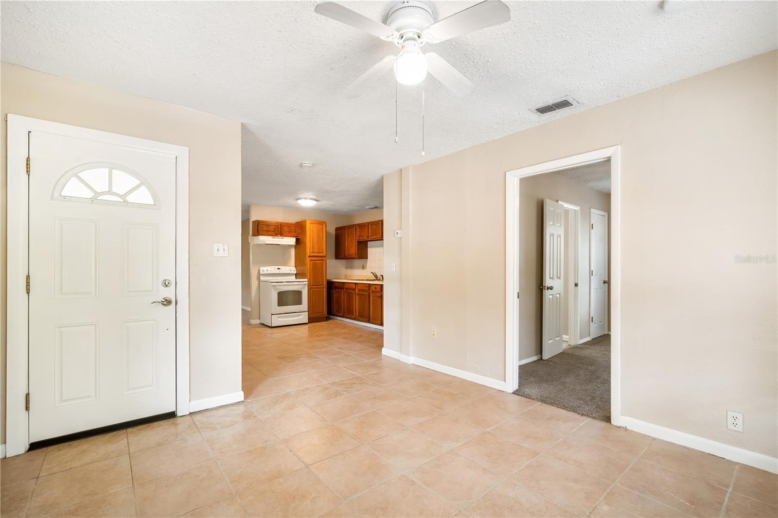 Listing photo id 3 for 708 Brawin Avenue