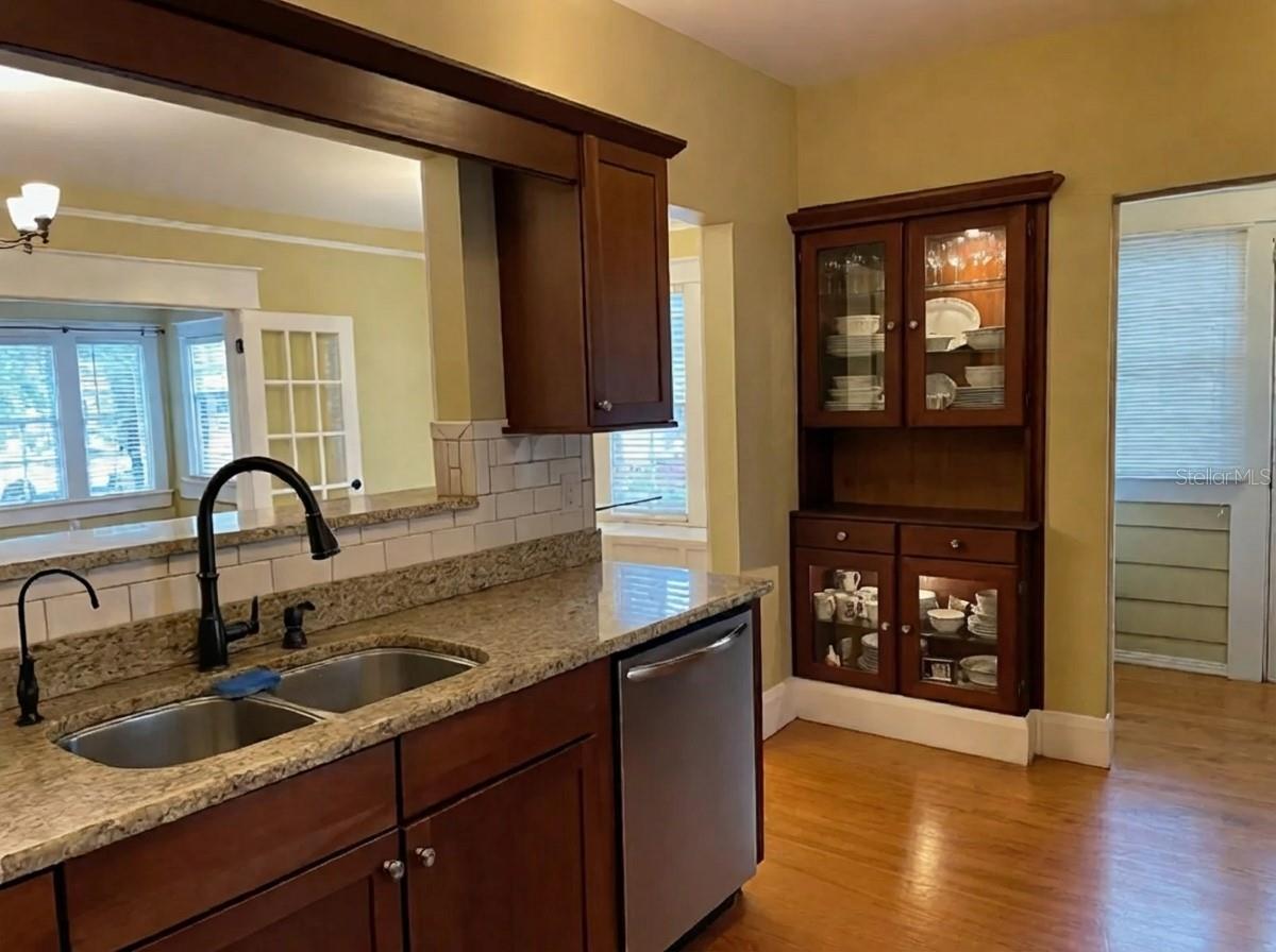 Image 10 of 40 For 807 Fremont Avenue