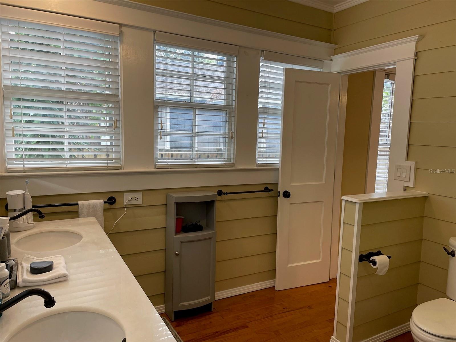 Image 15 of 40 For 807 Fremont Avenue