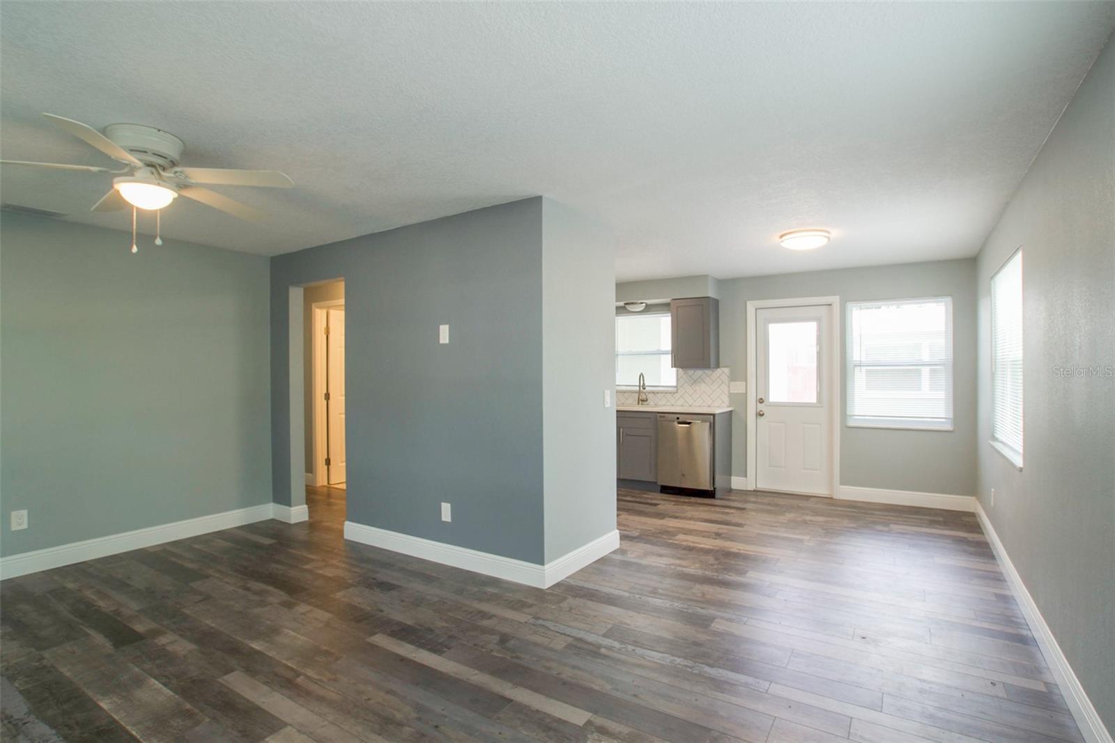 Image 11 of 19 For 715 Bay Street