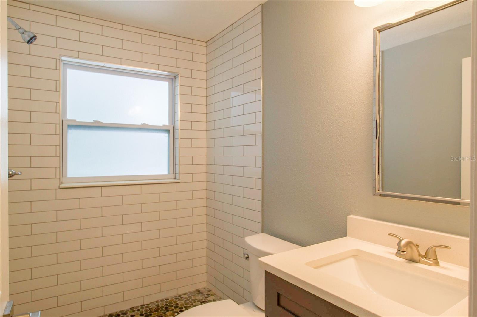 Image 17 of 19 For 715 Bay Street