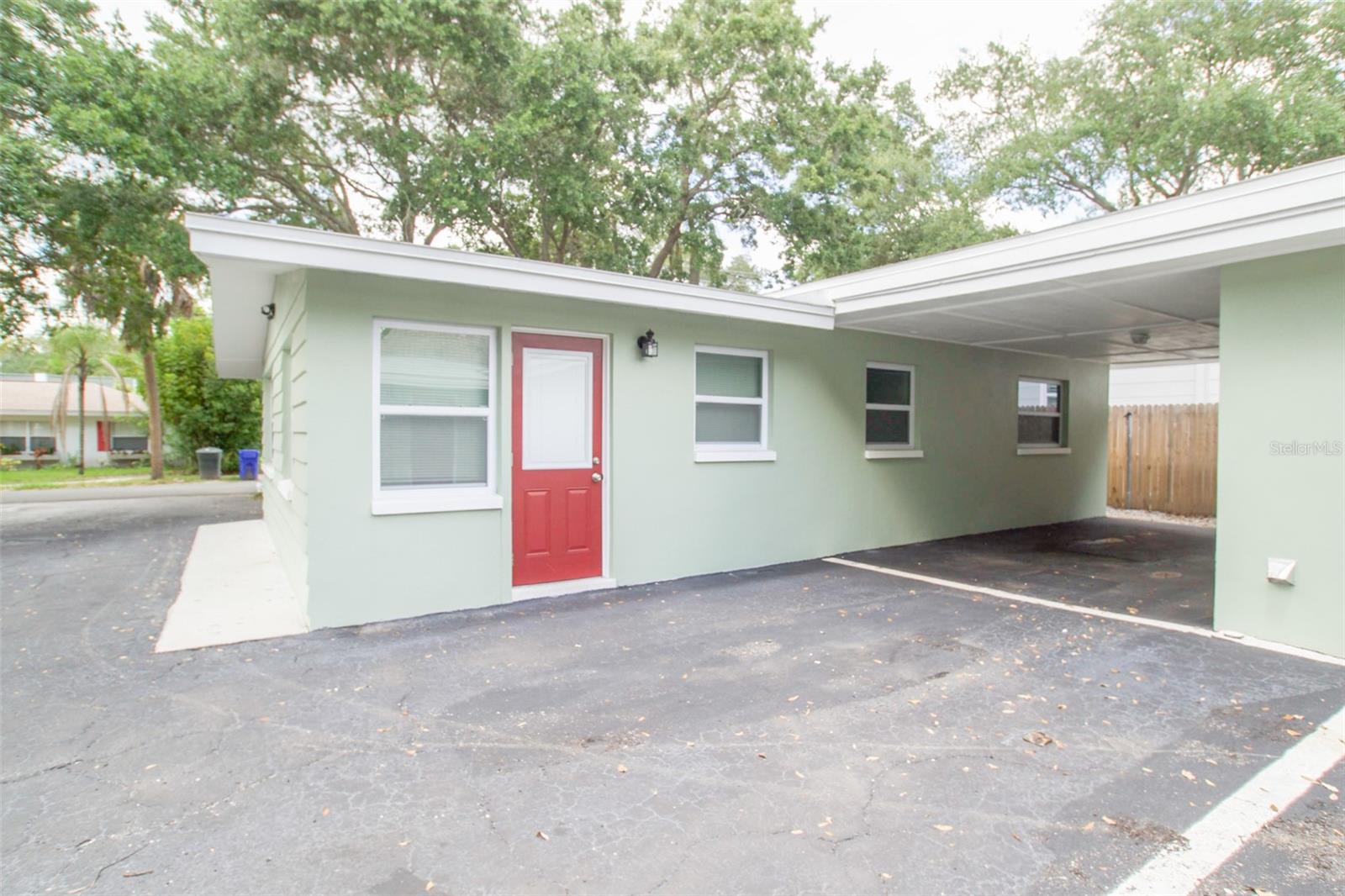 Image 18 of 19 For 715 Bay Street