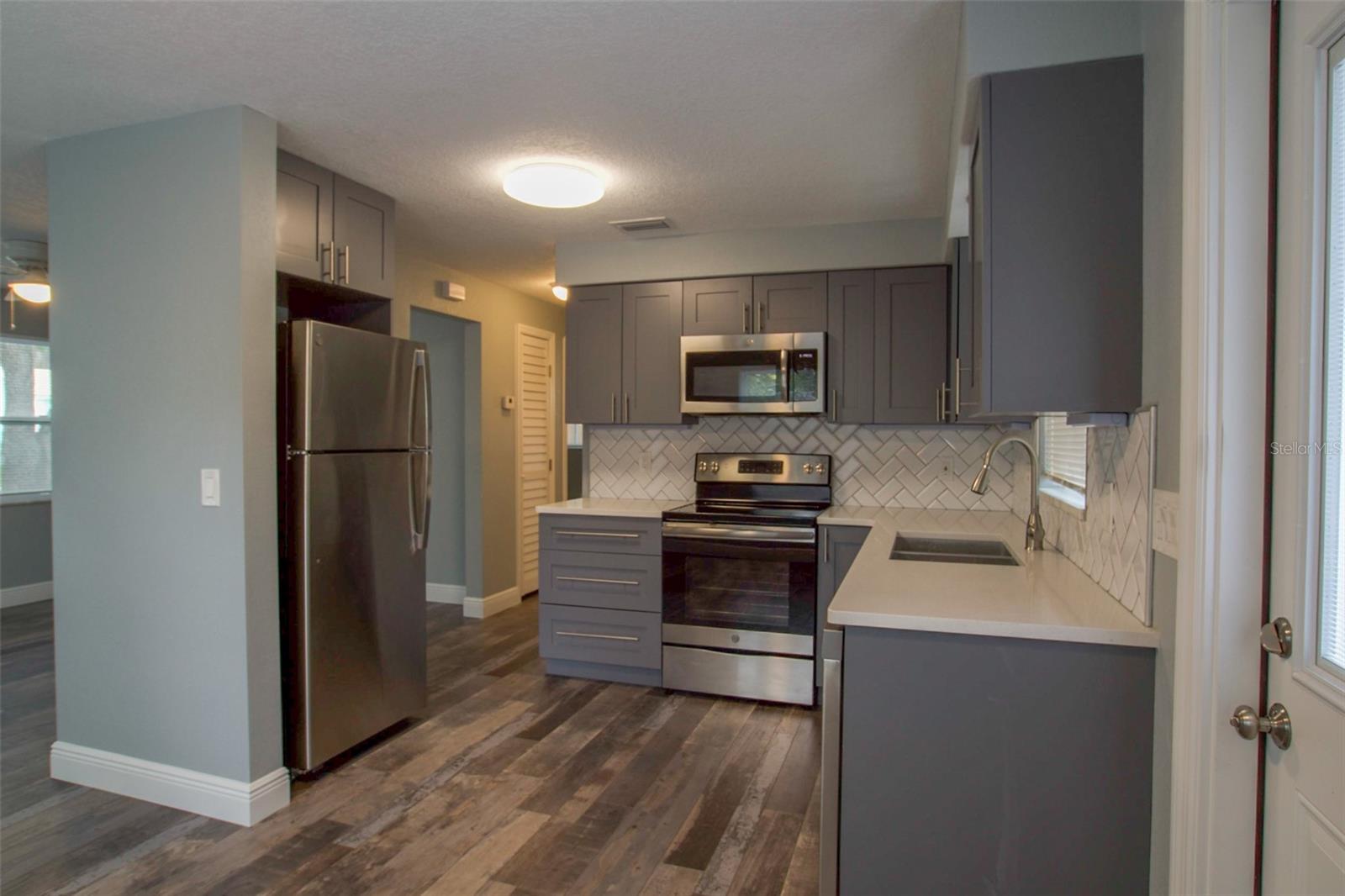 Image 3 of 19 For 715 Bay Street