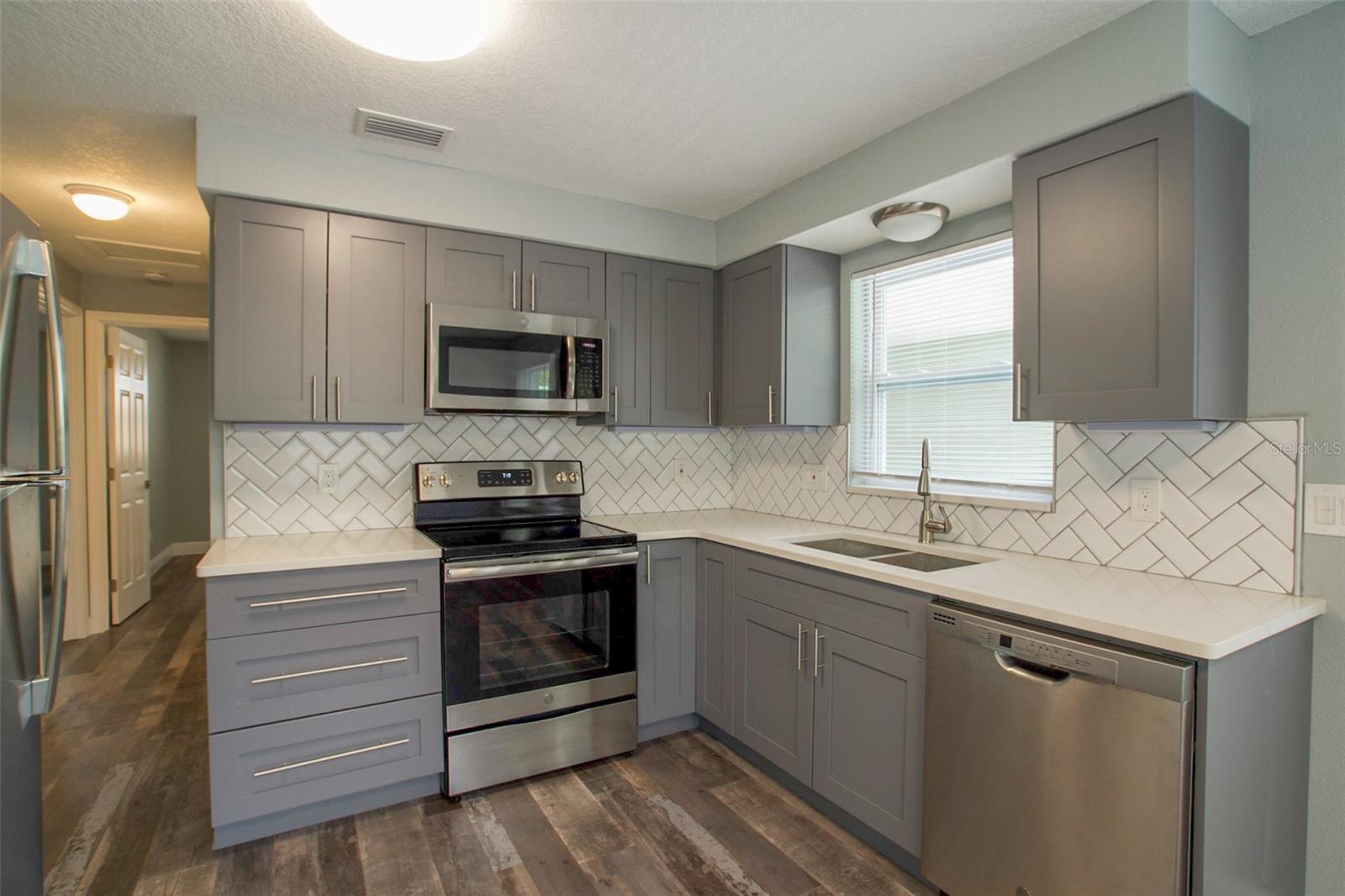 Image 4 of 19 For 715 Bay Street