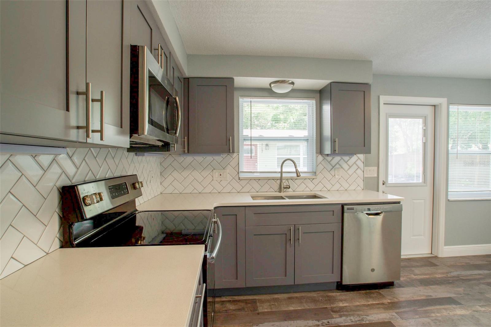 Image 5 of 19 For 715 Bay Street