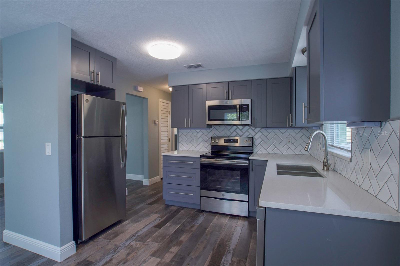 Image 6 of 19 For 715 Bay Street