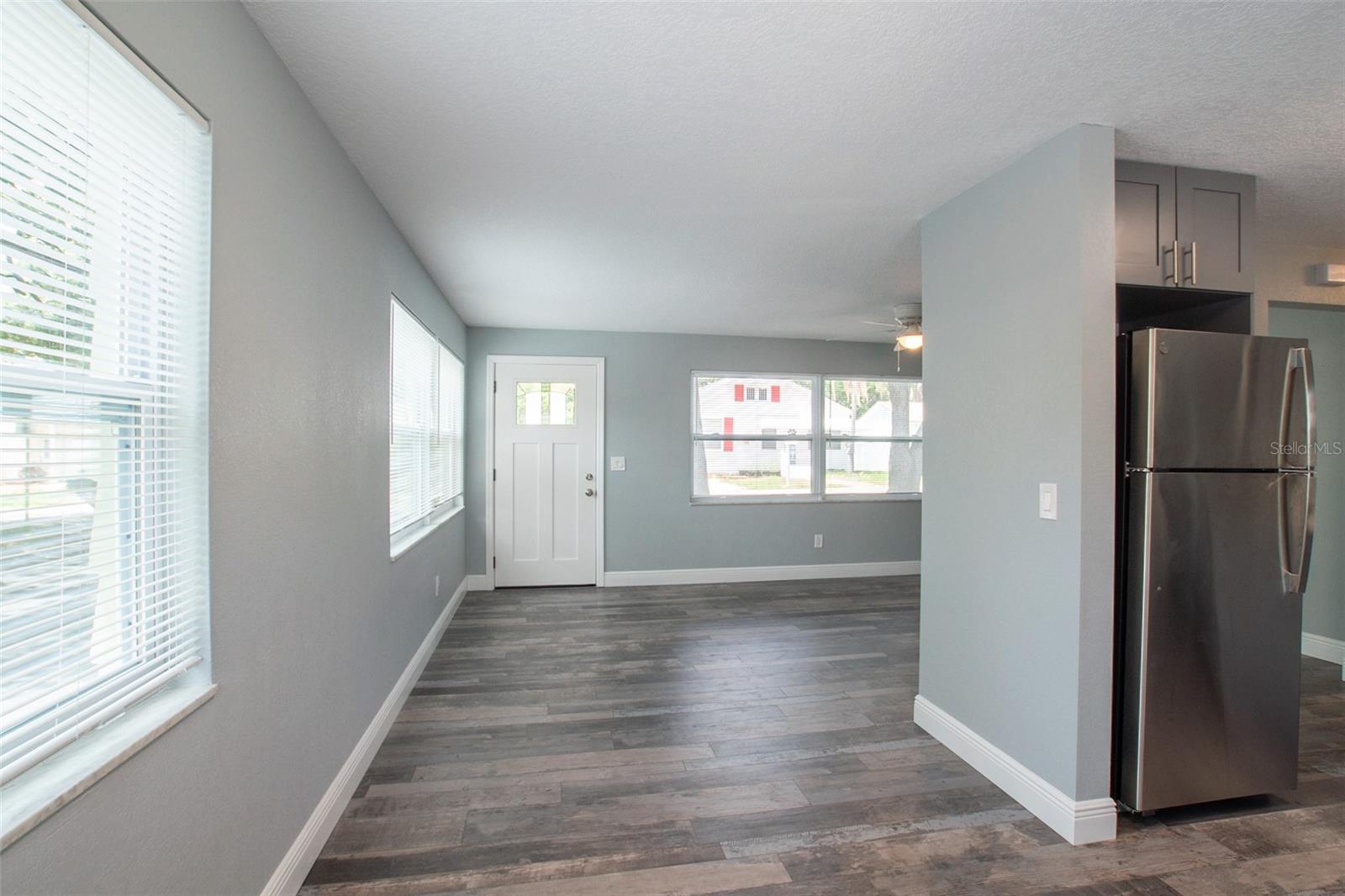 Image 8 of 19 For 715 Bay Street