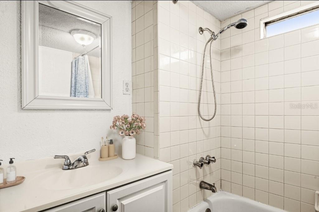 Image 6 of 22 For 12924 Manatee Avenue