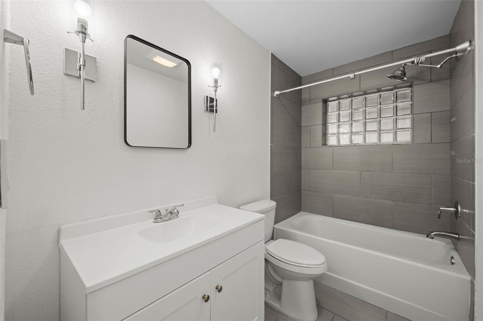 Image 18 of 31 For 5301 Venetian Boulevard Ne