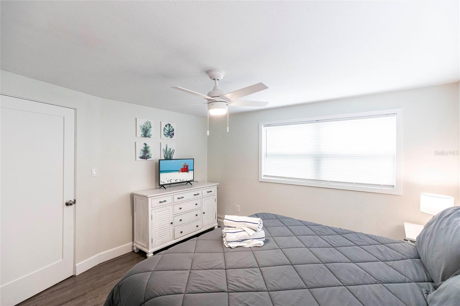 Image 14 of 38 For 6020 Midnight Pass Road 49