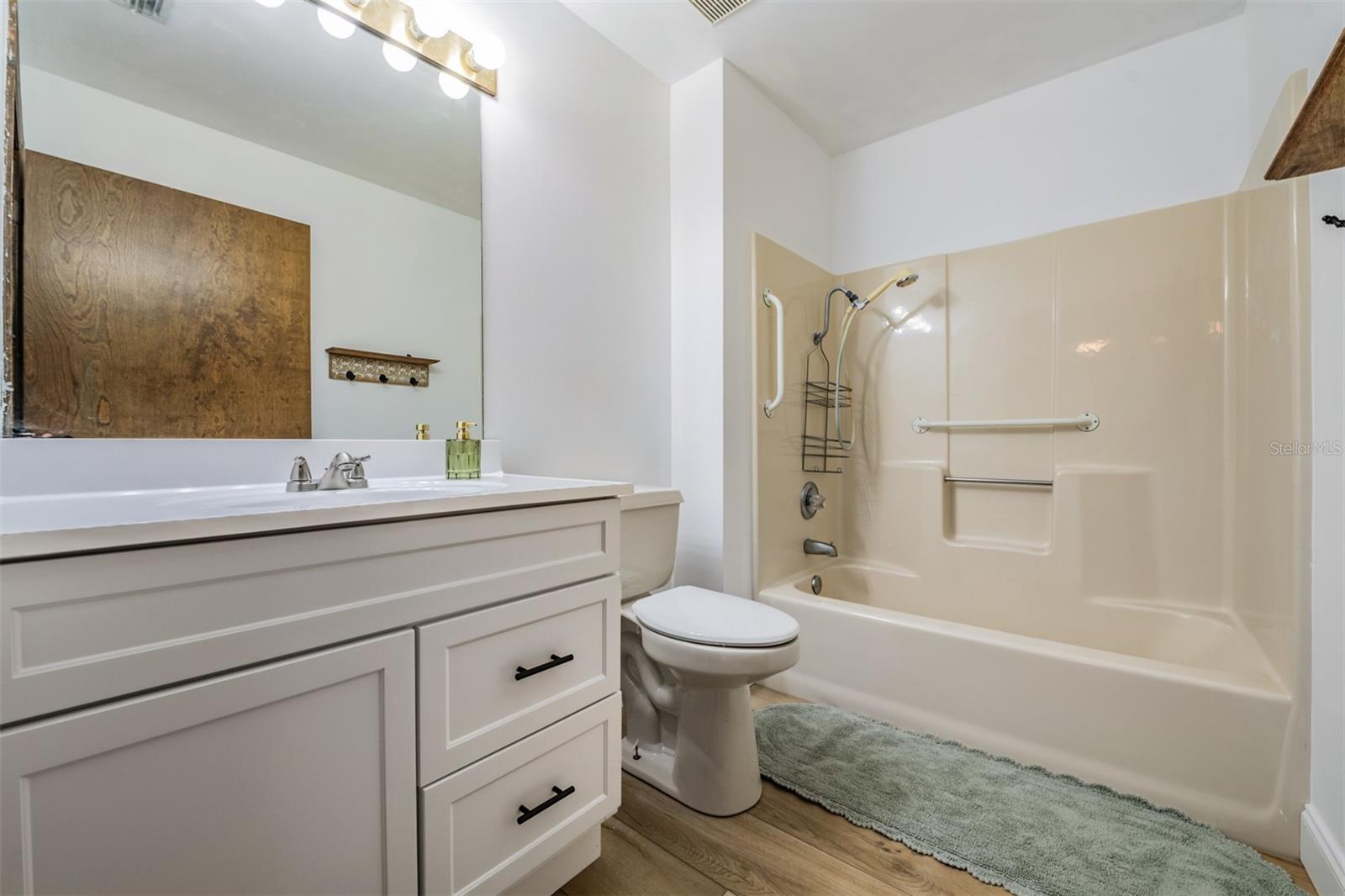 Image 19 of 33 For 9814 Reylinda Avenue