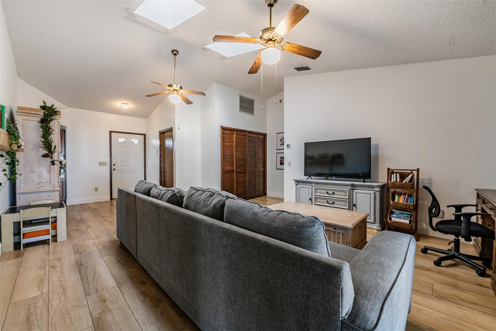 Image 7 of 33 For 9814 Reylinda Avenue