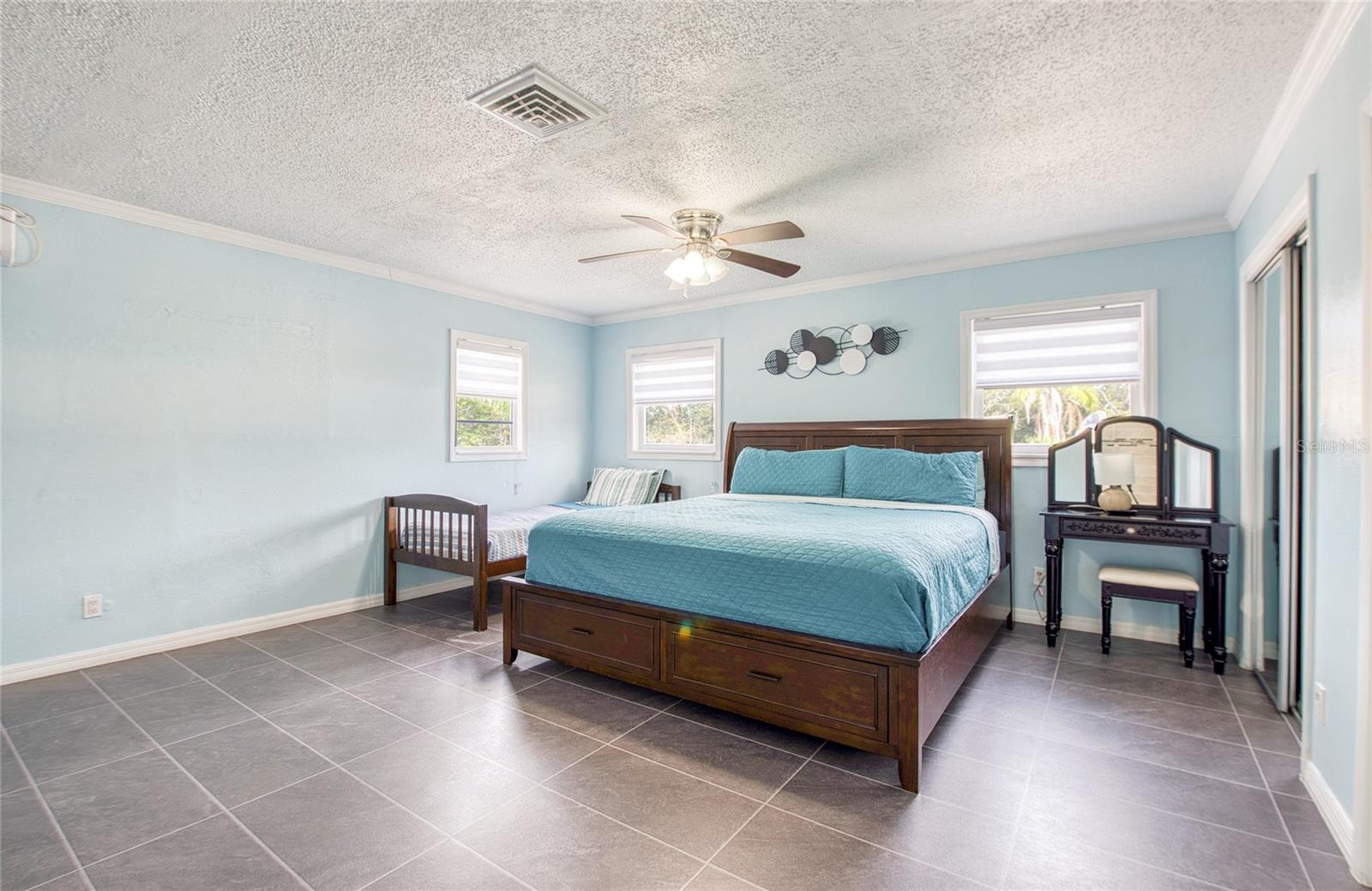 Image 21 of 42 For 6724 77th Avenue N