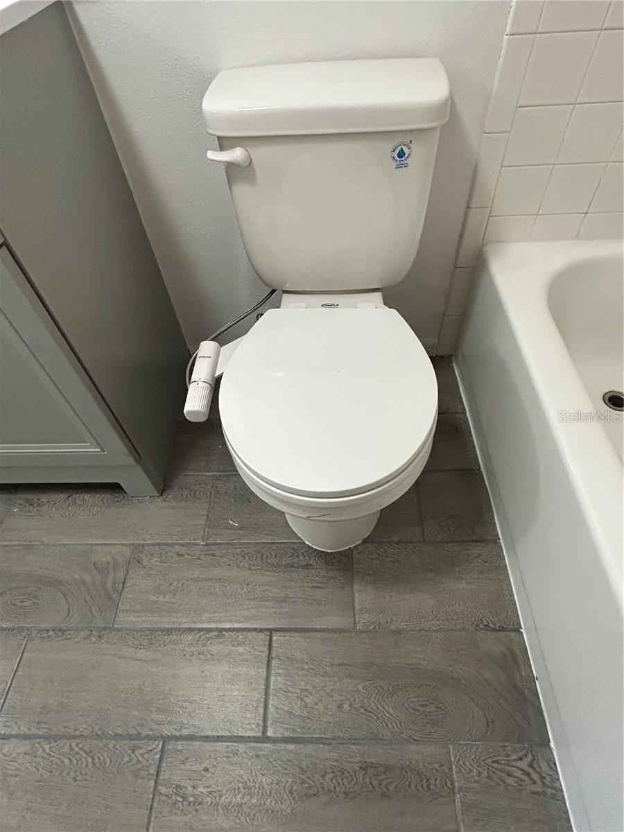 Image 17 of 45 For 3002 Cleveland Street B7