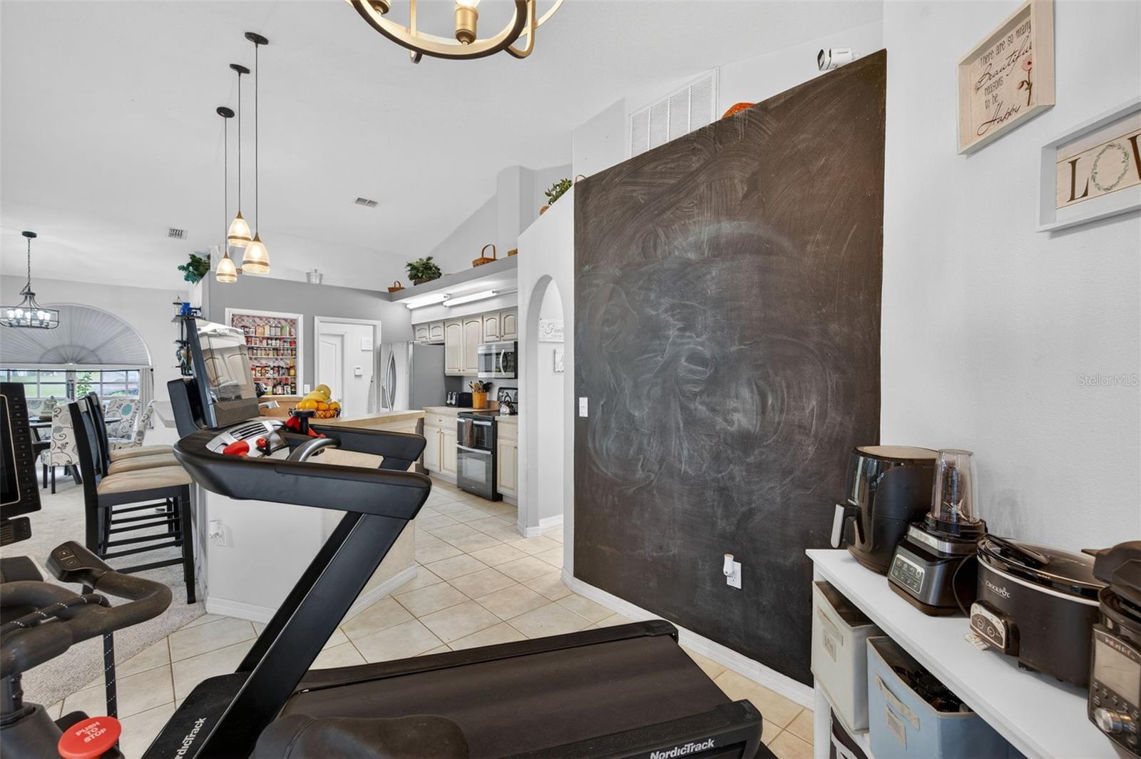 Listing photo id 13 for 4156 Candler Avenue