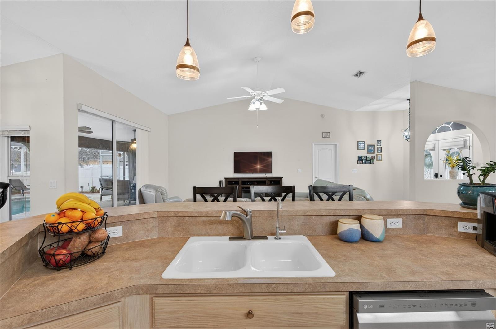 Listing photo id 19 for 4156 Candler Avenue