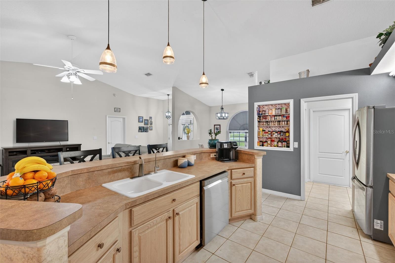 Listing photo id 20 for 4156 Candler Avenue