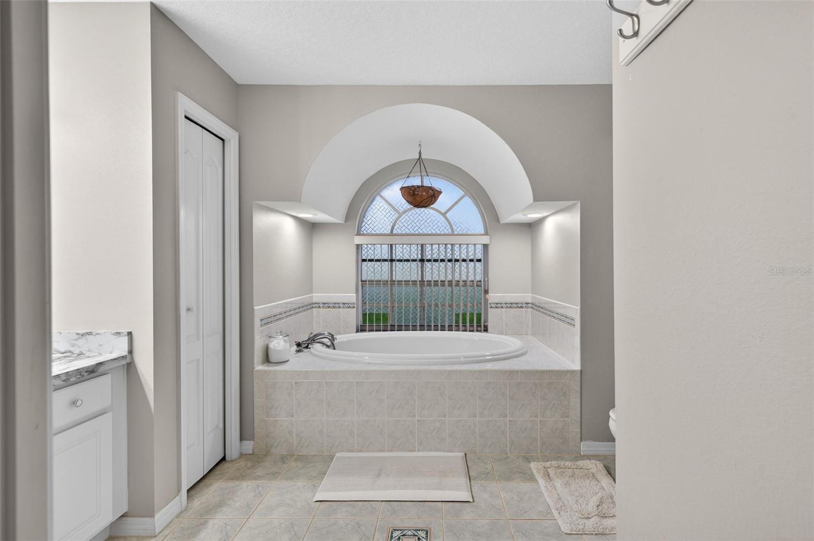 Listing photo id 26 for 4156 Candler Avenue