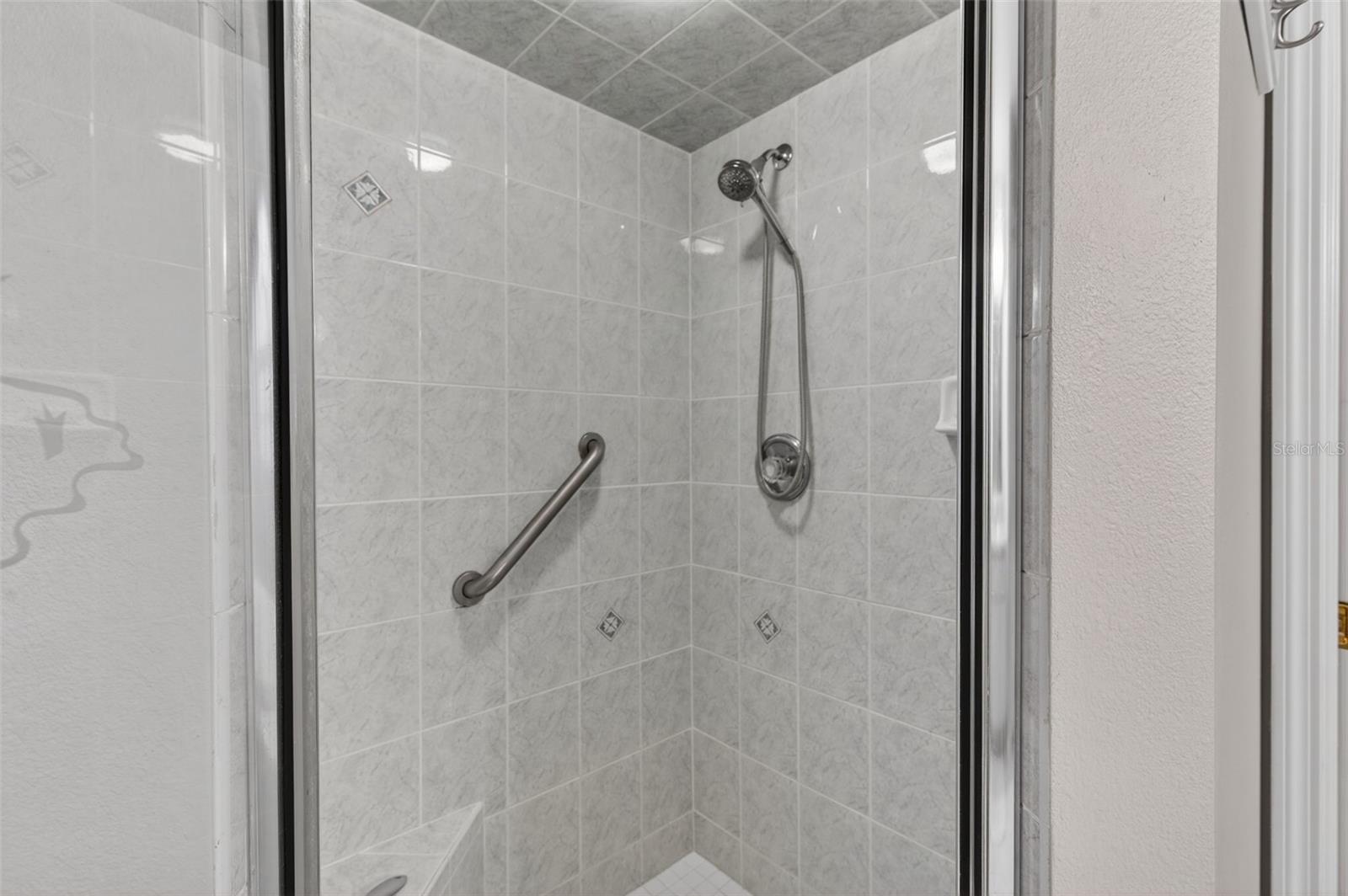 Listing photo id 27 for 4156 Candler Avenue