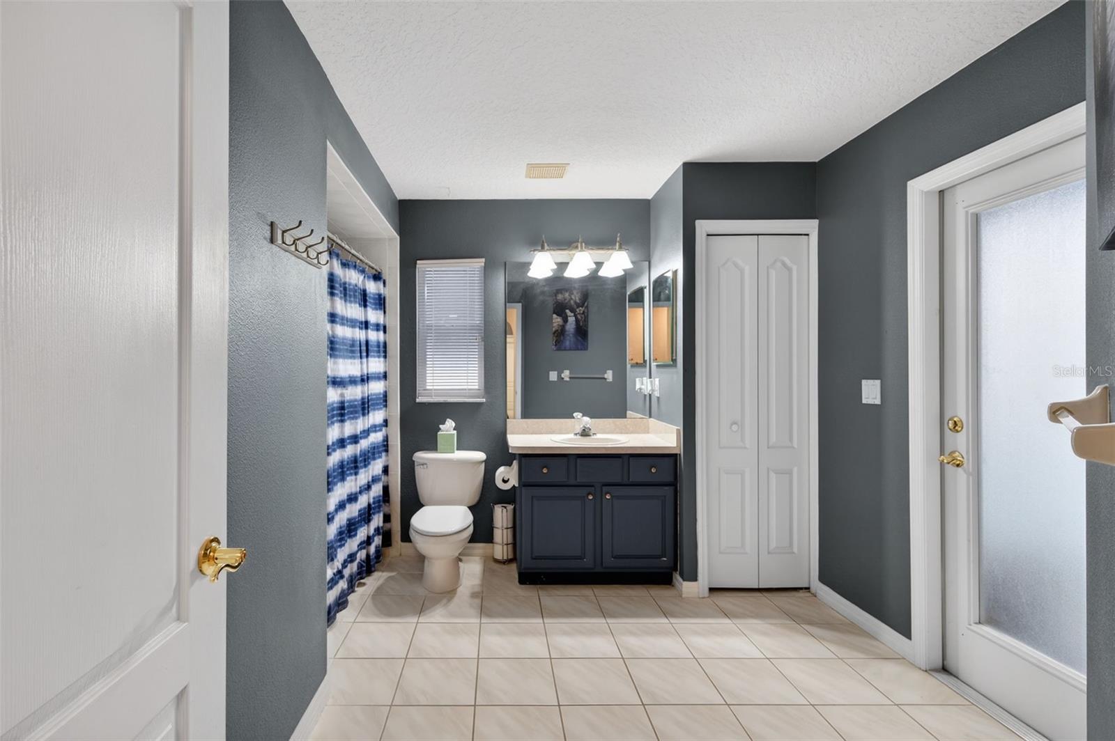 Listing photo id 33 for 4156 Candler Avenue