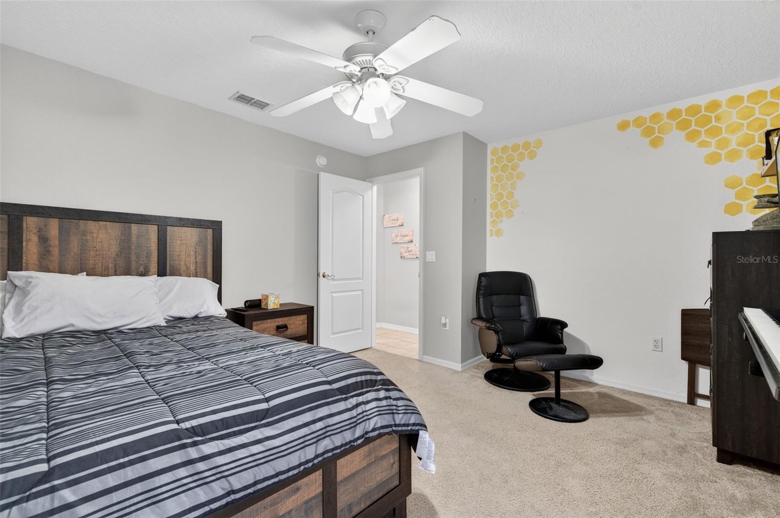 Listing photo id 39 for 4156 Candler Avenue