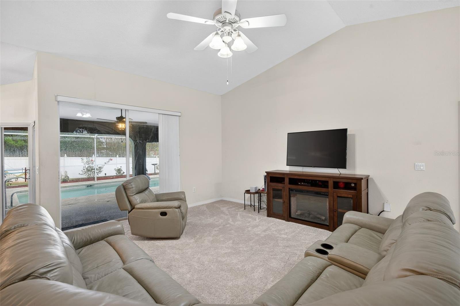 Listing photo id 7 for 4156 Candler Avenue