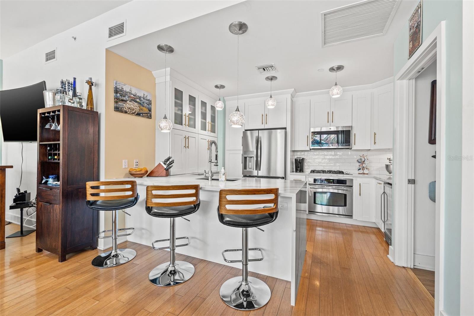 Listing photo id 8 for 475 2nd Street N 201