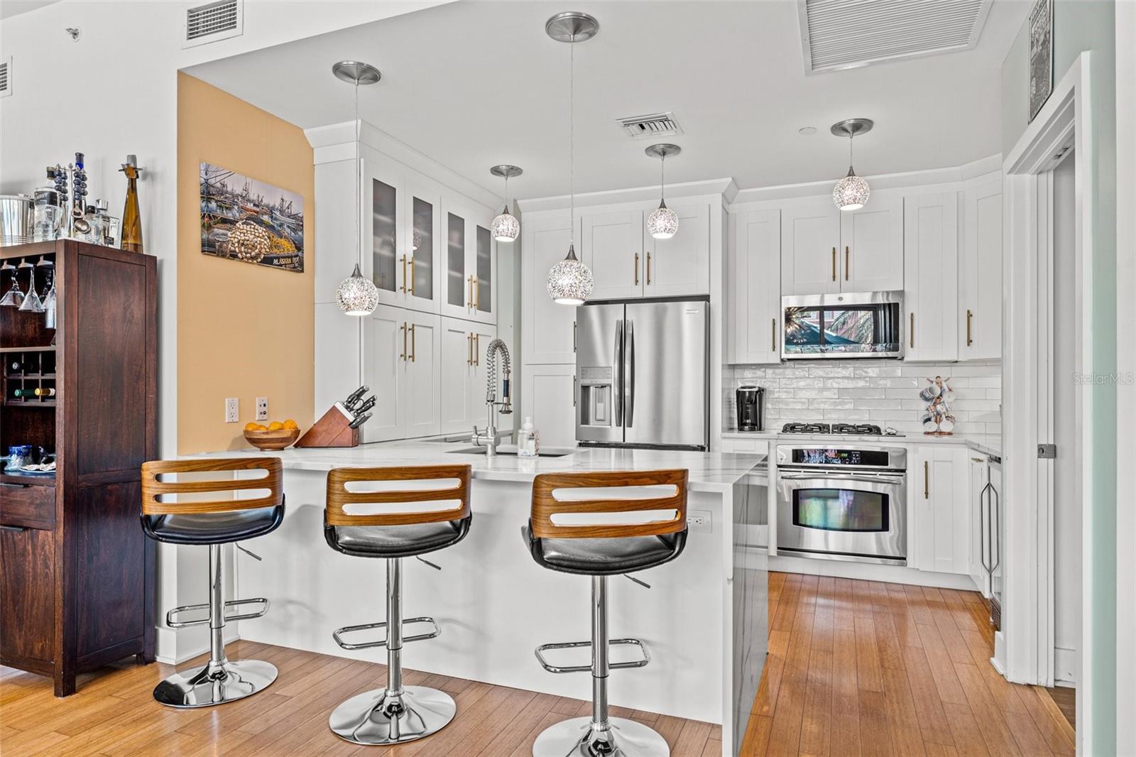 Listing photo id 2 for 475 2nd Street N 201